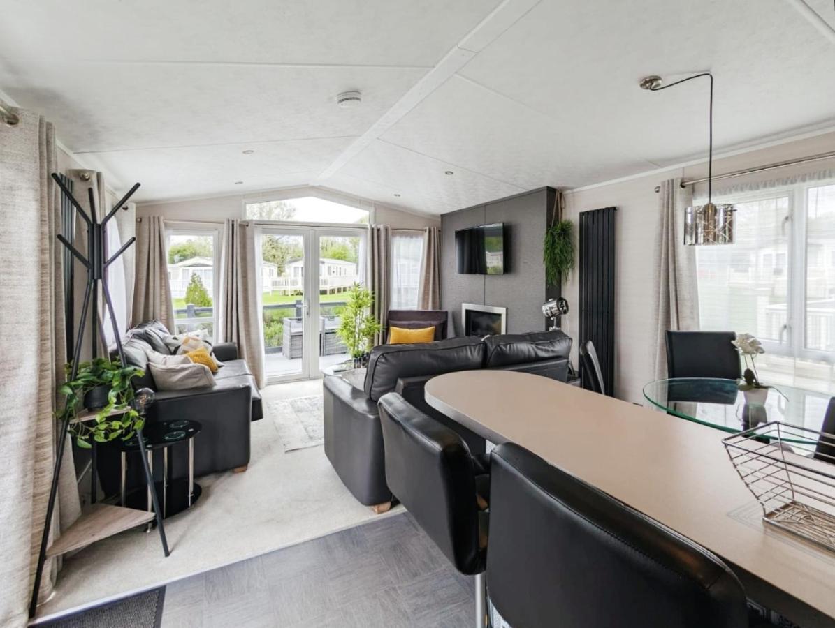 Lakewood Lodge เซาธ์เซอร์นีย์ ภายนอก รูปภาพ