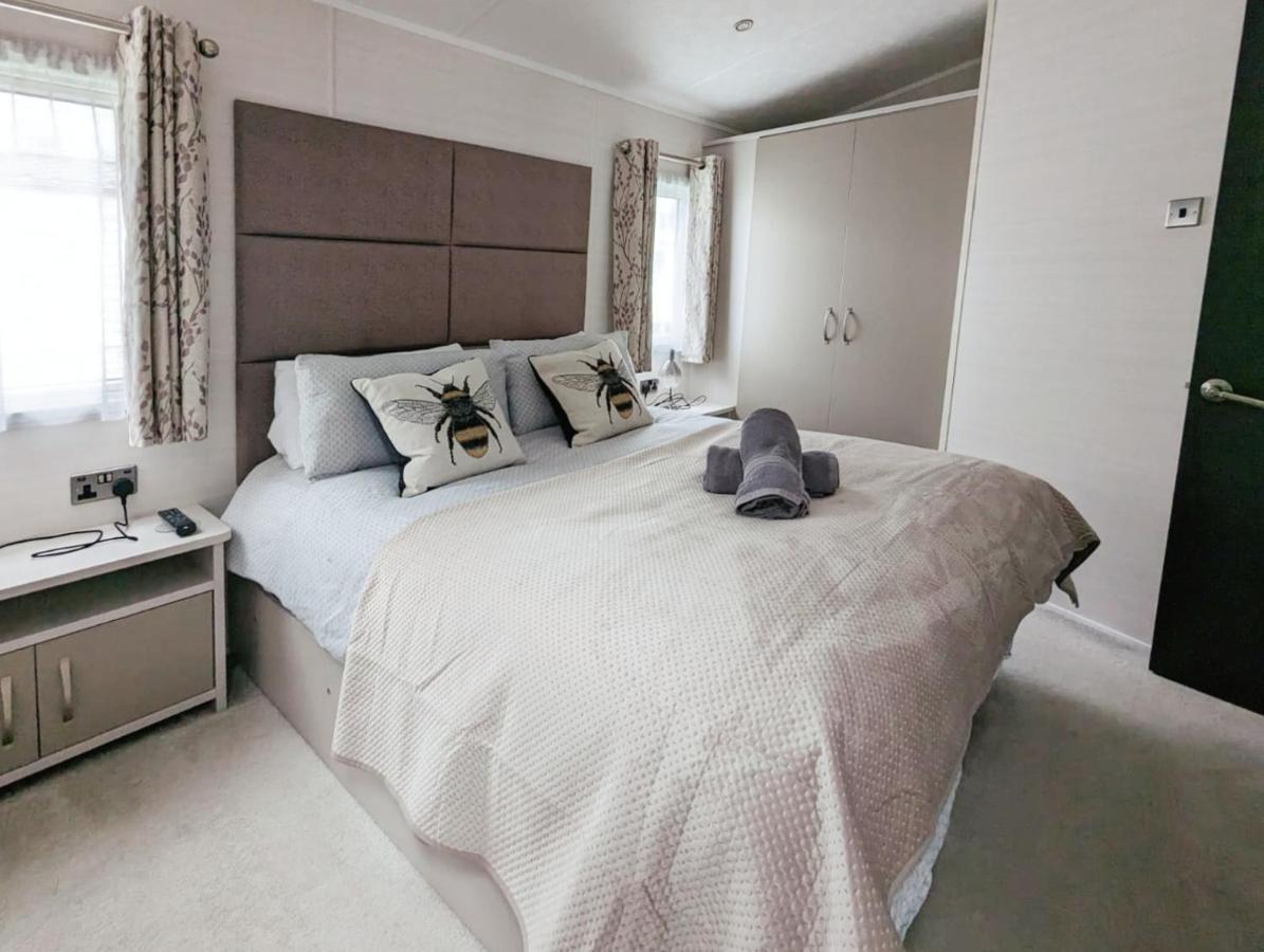 Lakewood Lodge เซาธ์เซอร์นีย์ ภายนอก รูปภาพ